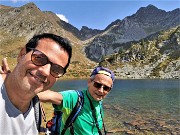 03 Lago di porcile 'grande' (2030 m) con vista sulla Valle dei lupi e Cima Cadelle